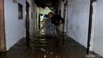 Warga Rawajati Evakuasi Harta Benda di Tengah Banjir