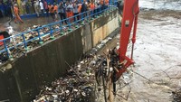 Anies memaparkan, sampah yang menumpuk di pintu air Manggarai didominasi sampah rumah tangga. (Indra Komara-detikcom)