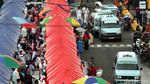 Angkot dan TransJ Berbagi Penumpang di Tanah Abang