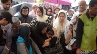 Duka keluarga yang ditinggalkan.