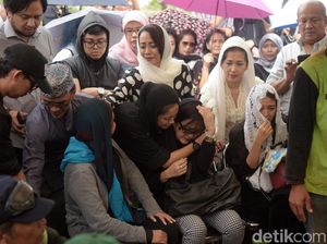 Suasana Haru di Pemakaman Yockie Suryo Prayogo