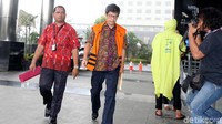 Dengan mengenakan rompi tahanan, Anang Sugiana kembali menjalani pemeriksaan di gedung KPK.