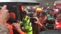 Setelah menggali material, korban dievakuasi dan dimasukkan ke dalam ambulans. (Foto: dok. Istimewa)