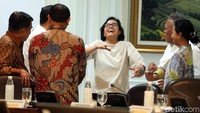 Sri Mulyani tertawa saat berbincang dengan Jusuf Kalla, Rini Soemarno, dan Basuki Hadimuljono.
