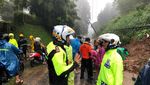 Foto: Longsor di Jalur Puncak yang Bikin Aspal Jalan Menggantung
