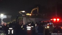 Petugas gabungan dari Basarnas, Polri, TNI dan pihak Bandara Soekarno-Hatta masih berada di lokasi membantu upaya evakuasi. (Foto: Bil Wahid-detikcom)