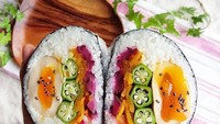 Wah, onigiri ini bikin ngiler! Ada okra, acar sayur, dan telur setengah matang. Lelehan kuning telurnya nggak nahan. Foto: Instagram @noriko0o