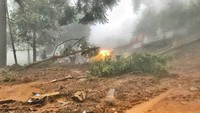 Seperti ini penampakan longsor yang terjadi di jalur Puncak Pohon-pohon roboh.