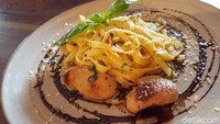 Kalau suka pasta bisa coba sajian fettucine dengan paduan sosis bratwurst dan taburan keju parmesan bubuk serta balsamic vinegar.Foto: detikfood