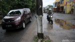 Hanya di Bekasi, Tiang Listrik Berdiri di Tengah Jalan