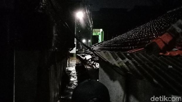 Kondisi permukiman di Rawajati, Jaksel, yang terendam banjir, Senin (5/2/2018) malam
