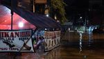 Ini Warung Pecel Lele yang Viral karena Tetap Buka Saat Banjir