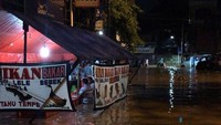 Warung pecel lele ini tetap buka dan melayani pembeli saat banjir melanda beberapa wilayah di Jakarta pada Senin (5/2). Seorang warga mengabadikan momen itu dan mengunggahnya ke media sosial hingga viral (Foto: Fadly/pembaca detikcom)