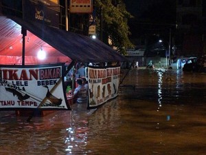 Tetap Lahap Makan di Warung Tenda Jatinegara Meski Banjir