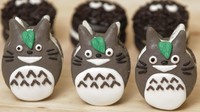 Macaron berbentuk Totoro ini memang bentuknya menggemaskan. Warnanya abu-abu dengan paduan putih dan hijau. Bikin sayang makannya! Foto: Istimewa