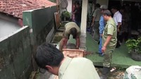 Dengan perlahan, Iwan menutup mata dan mulut Kojek dengan lakban. Setelah selama sekitar 30 menit Iwan berkomunikasi, Kojek akhirnya merangkak dan masuk ke dalam peti.