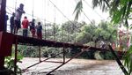 Foto: Derasnya Arus Sungai Ciliwung di Depok, Warga Diimbau Waspada