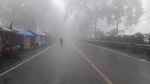 Foto: Kabut Tebal Selimuti Evakuasi Longsor di Puncak