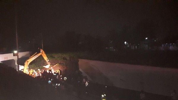 Susah Payah Evakuasi Mobil Tertimpa Longsor Tembok Jl Bandara Soetta