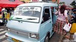 Angkot dan TransJ Berbagi Penumpang di Tanah Abang