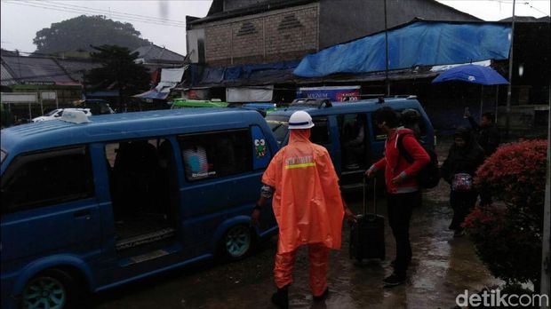 Angkot disediakan untuk mengangkut penumpang KA di Stasiun Cicurug