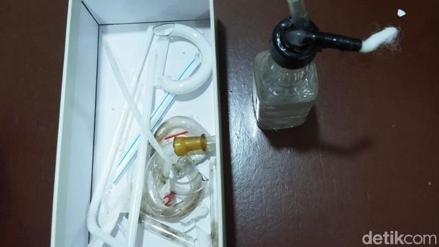  Barang bukti yang disita dari penangkapan staf Sekretariat DPR,Robby Salam, Senin (5/2/2018)