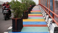 Trotoar beraneka warna tersebut sengaja dibuat guna memperindah tata ruang kota.