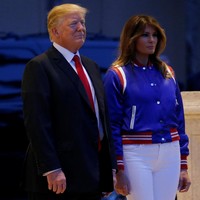 Jaket berbahan satin-sutra tersebut hadir dalam warna biru, merah, dan putih. Semuanya adalah warna khas New England Patriots, tim yang berlaga di final laga american football tingkat nasional itu. (Foto: Reuters)