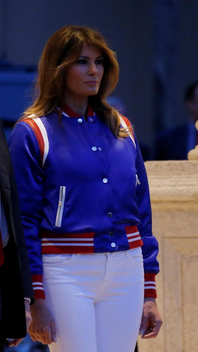 Jaket berbahan satin-sutra tersebut hadir dalam warna biru, merah, dan putih. Semuanya adalah warna khas New England Patriots, tim yang berlaga di final laga american football tingkat nasional itu. (Foto: Reuters)