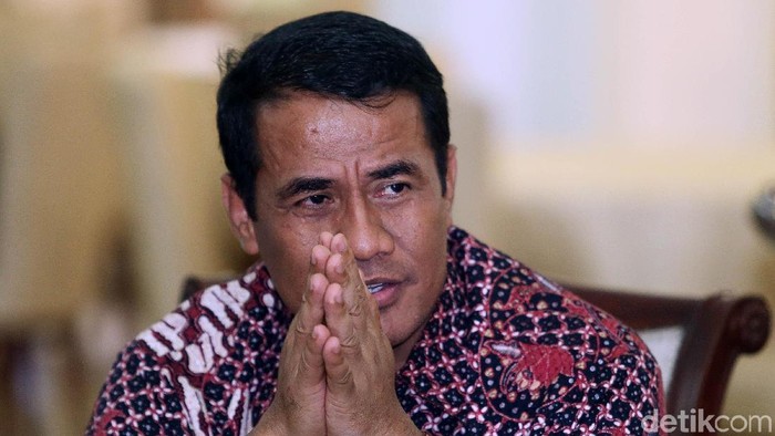 Presiden Joko Widodo menggelar rapat terbatas membahas perkembangan kebijakan satu peta atau one map policy di kantor Presiden, Jakarta, Senin (5/2/2018).