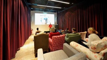 Ruang untuk presentasi dan memutar film dengan nuansa seperti di bioskop. Foto: google