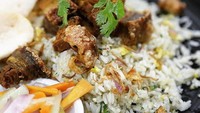 Menu andalan yang populer di sini  Crispy  Pork Belly Fried Rice. Kriuk renyah pork bellynya bikin nagih.Foto: Instagram Pison Coffee