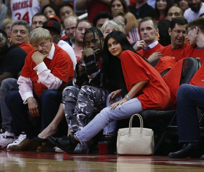 Menonton pertandingan basket bersama pria yang menjadi ayah dari bayinya, Travis Scott, Kylie Jenner membawa tas Hermes Birkin Crocodile yang harganya mencapai US$ 69.950 atau sekitar Rp 940 juta. Foto: Getty Images, Instagram