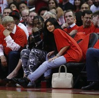 Menonton pertandingan basket bersama pria yang menjadi ayah dari bayinya, Travis Scott, Kylie Jenner membawa tas Hermes Birkin Crocodile yang harganya mencapai US$ 69.950 atau sekitar Rp 940 juta. Foto: Getty Images, Instagram