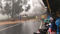 Warga tidak boleh melintasi jalur tersebut karena masih ditutup.