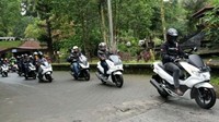 Para pencinta Honda PCX asal Bali memasuki kawasan pariwisata Tirta Empul, Tampak Siring dan dilanjutkan dengan berbagai kegiatan aktraktif yang memperkuat keakraban sesama pengguna motor skutik premium Honda. Pool/AHM.