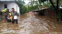Foto: Terlihat pula petugas Damkar, Satpol PP, dan kepolisian ikut membantu warga. Terpantau ada 2 RT dalam 1 RW yang terendam banjir yaitu RT 17/7, RT 16/7, dan RT5/8 Pejaten Timur. (Wildan-detikcom)