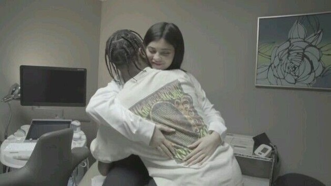 Video dokumenter itu juga memperlihatkan momen-momen romantis model berusia 20 tahun bersama ayah bayinya. Foto: screenshot Youtube