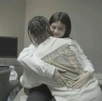 Video dokumenter itu juga memperlihatkan momen-momen romantis model berusia 20 tahun bersama ayah bayinya. Foto: screenshot Youtube