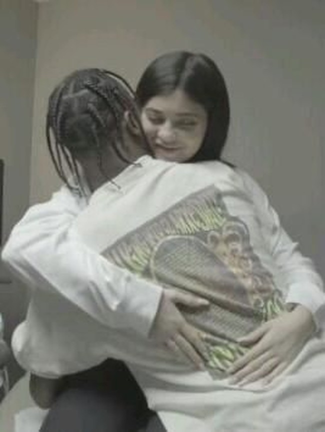 Belum diketahui apakah Kylie dan Travis akan menikah setelah memiliki anak. Kabar yang beredar justru saat ini hubungan Kylie dan Tyga sedang goyah.  Foto: screenshot Youtube
