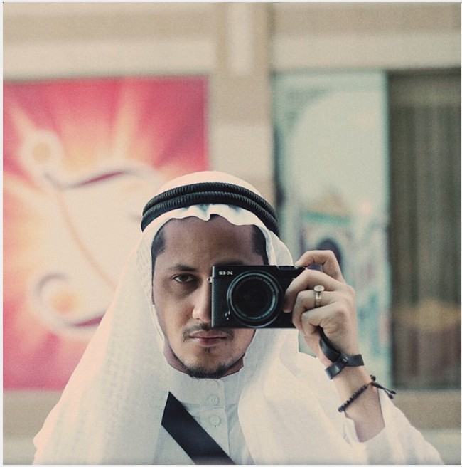 Ketampanan Keenan Pearce semakin terpancar saat ia melaksanakan ibadah umroh. Ia berangkat umroh bersama adiknya, Pevita Pearce. Memakai kain sorban di kepala dan kaca mata hitam membuat Keenan Pearce sukses memesona penggemarnya. Foto: Instagram