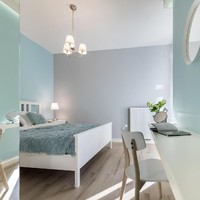 Warna teal pucat memberikan suasana tenang dan sejuk pada ruangan. Kamu bisa memilih warna teal untuk beberapa bagian dinding kamar. Sisanya, biarkan warna netral seperti putih atau beige yang berperan. Foto: Thinkstock