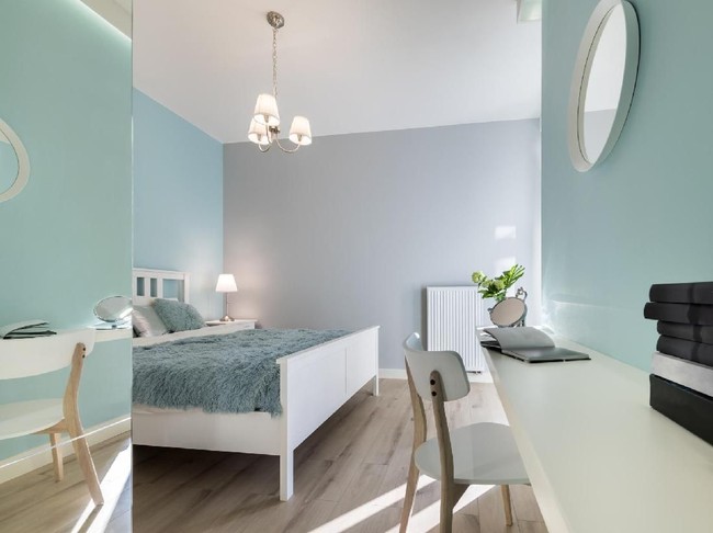 Warna teal pucat memberikan suasana tenang dan sejuk pada ruangan. Kamu bisa memilih warna teal untuk beberapa bagian dinding kamar. Sisanya, biarkan warna netral seperti putih atau beige yang berperan. Foto: Thinkstock