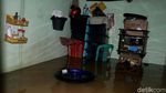 Warga Rawajati Evakuasi Harta Benda di Tengah Banjir