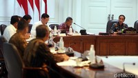 Rapat terbatas yang dipimpin Jokowi tersebut membahas perkembangan kebijakan satu peta atau one map policy.