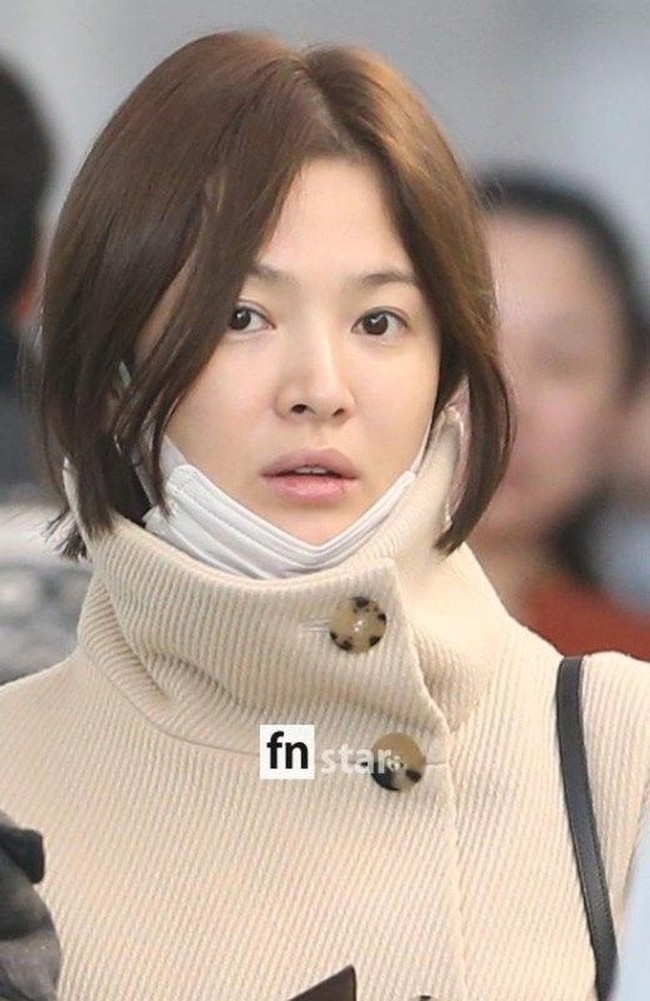 Kecantikan Song Hye Kyo memang sudah tak diragukan lagi. Bahkan tertangkap kamera tampil tanpa riasan di wajah, istri Song Jong Ki tetap menawan. Foto: Istimewa