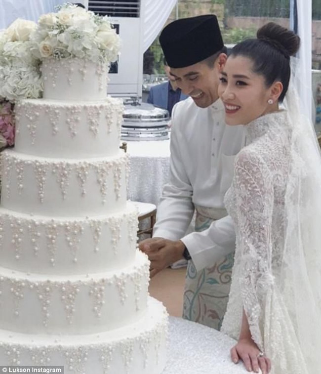 Kedua mempelai tampak tersenyum bahagia saat sesi pemotongan kue pengantin yang terdiri dari enam tingkat itu. Foto: Dok. Instagram Ivan Mario (Axioo), YSA Events, Chryseis Tan