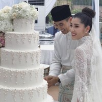 Kedua mempelai tampak tersenyum bahagia saat sesi pemotongan kue pengantin yang terdiri dari enam tingkat itu. Foto: Dok. Instagram Ivan Mario (Axioo), YSA Events, Chryseis Tan