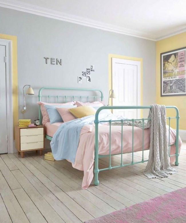 Kamu bisa memadukan lebih dari satu warna pastel pada kamar. Tapi batasi maksimal hanya tiga warna saja, tidak lebih. Terlalu banyak warna akan membuat kamar terlihat ramai dan berantakan. Foto: The Spruce
