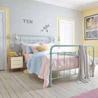 Kamu bisa memadukan lebih dari satu warna pastel pada kamar. Tapi batasi maksimal hanya tiga warna saja, tidak lebih. Terlalu banyak warna akan membuat kamar terlihat ramai dan berantakan. Foto: The Spruce